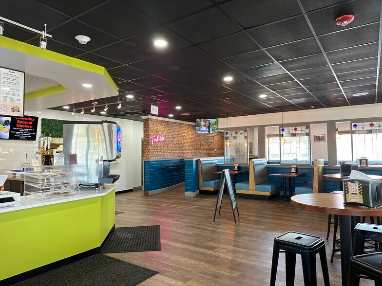 More Photos Of 900 Riverside Dr, East Peoria Restaurant For Sale