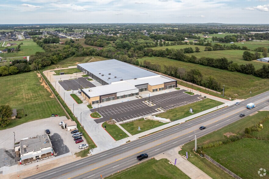 More Photos Of 516 W Henri de Tonti Blvd, Tontitown Industrial For Lease