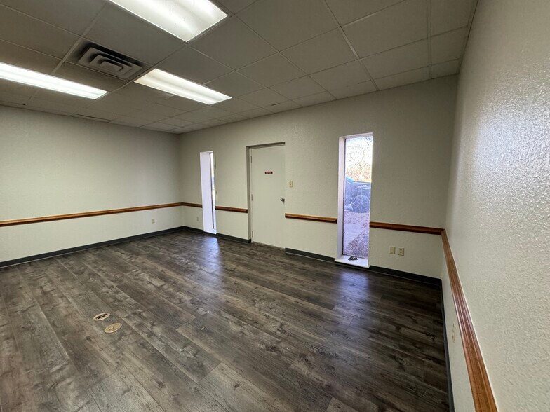 More Photos Of 27703 Calvert Rd, Tomball Warehouse For Lease