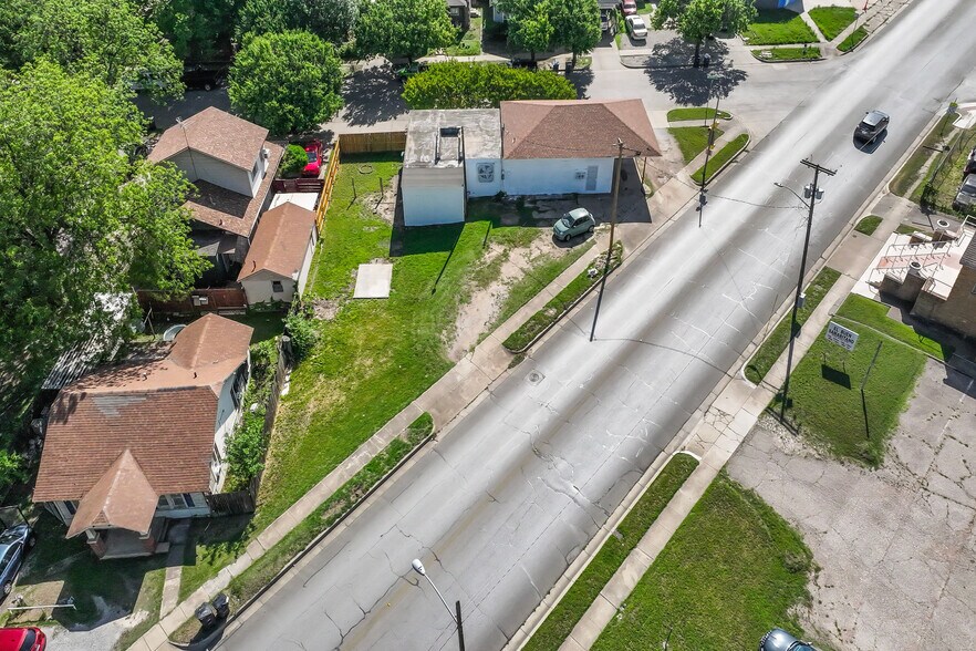 More Photos Of 2100 Azle Ave, Fort Worth Storefront For Sale