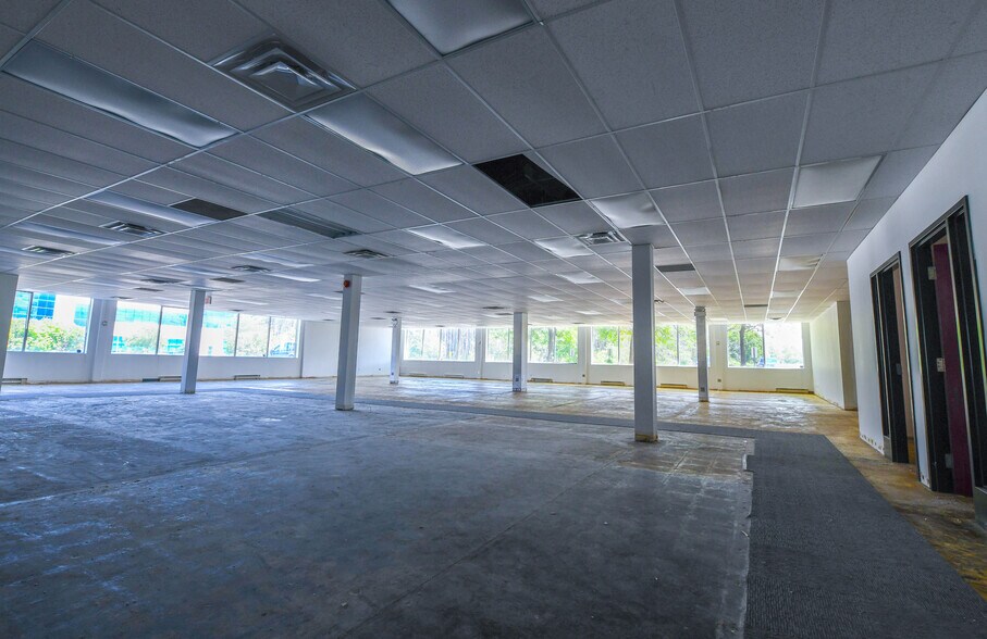 Primary Photo Of 380 Hunt Club Rd, Ottawa Medical For Sale