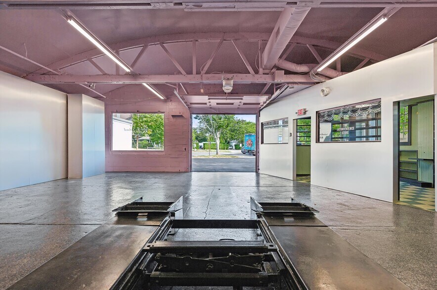 More Photos Of 9 Railroad Ave, East Hampton General Retail For Lease