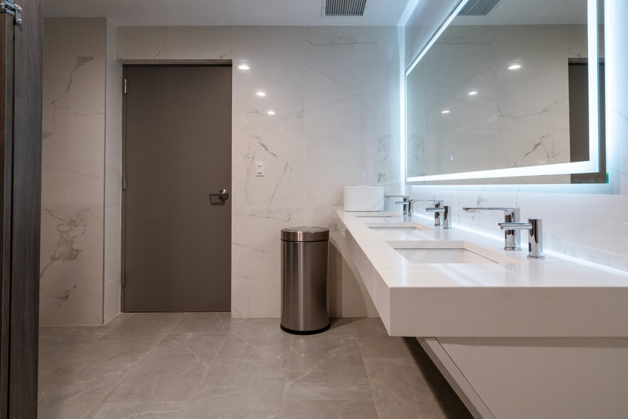 More Photos Of 9950 Lawrence Ave, Schiller Park Unknown For Lease