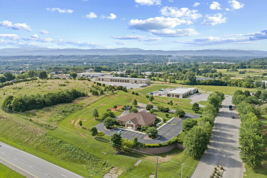 More Photos Of 326 Partnership Pky, Maryville Loft Creative Space For Sale