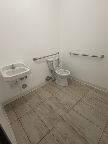 More Photos Of 832-842 San Pedro St, Los Angeles Warehouse For Lease