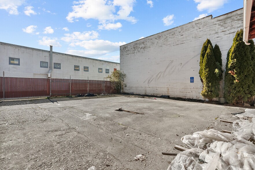 More Photos Of 660 N Thompson St, Portland Showroom For Sale