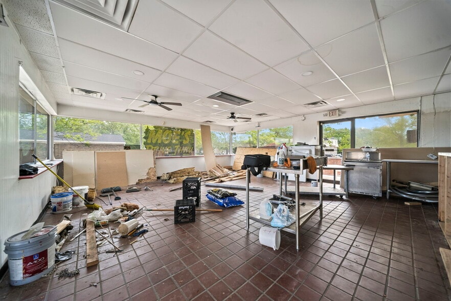 More Photos Of 1900 Tamarack Cir S, Columbus Fast Food For Lease