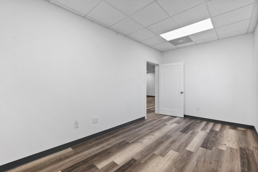 More Photos Of 11002 Sleepy Hollow Rd, Conroe Warehouse For Lease