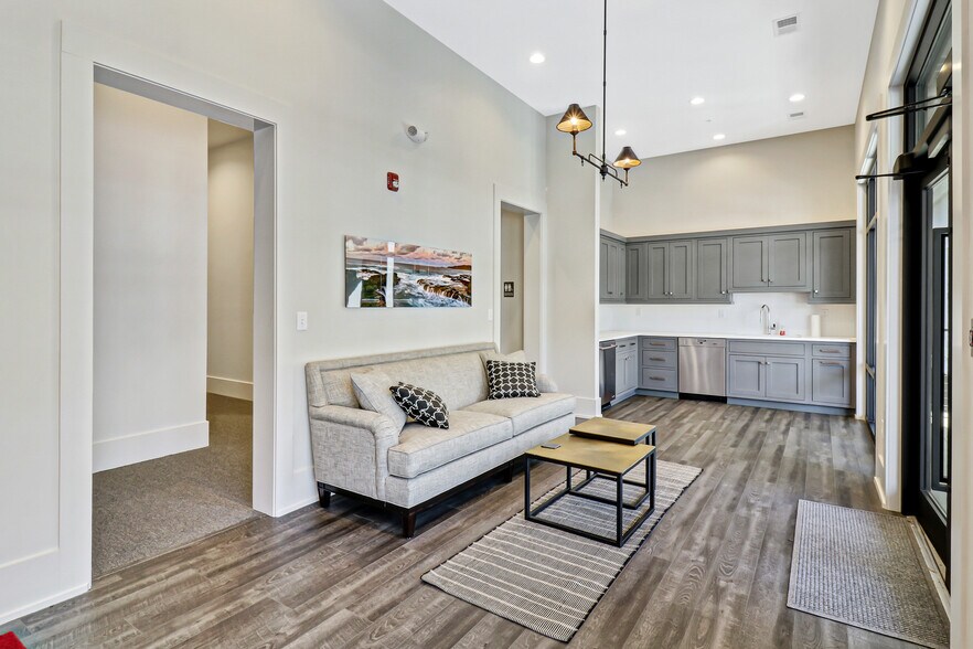 More Photos Of 10 Park Ln, Hilton Head Island Office For Sale