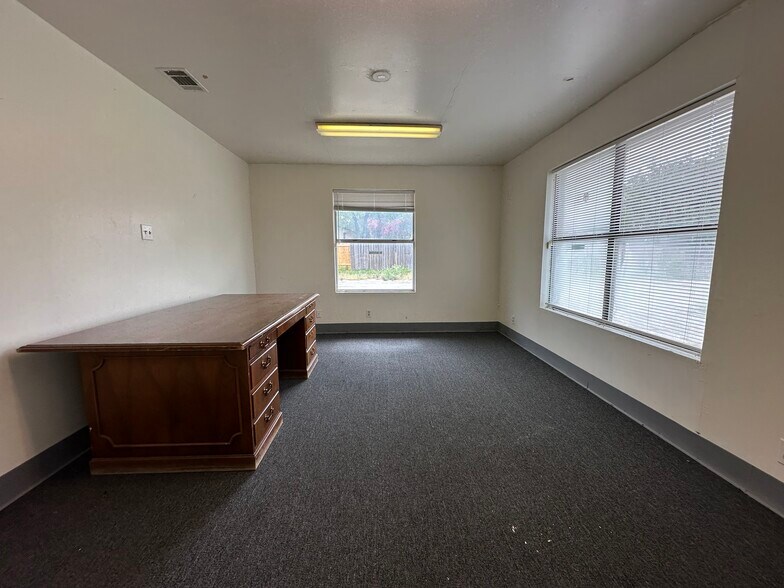 More Photos Of 6628 Crestway Dr, San Antonio Flex For Sale