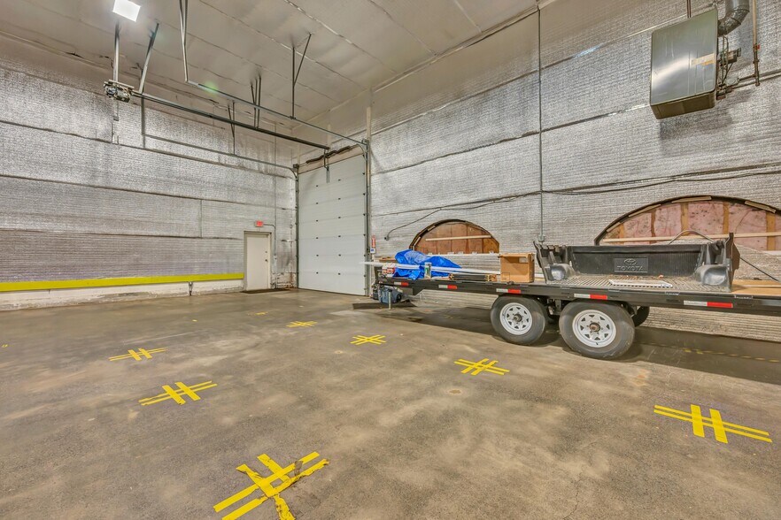 More Photos Of 2391 S Main St, Waterbury Showroom For Lease