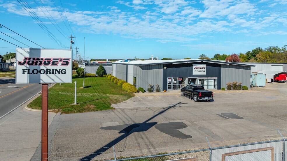 More Photos Of 1830 3rd Ave SE, Rochester Showroom For Sale