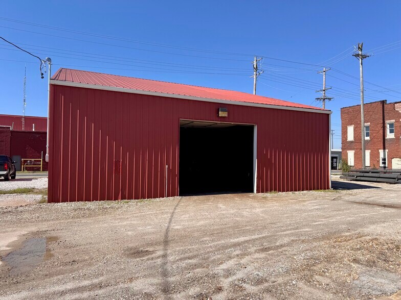 More Photos Of 205 W Main St, Bushnell Industrial For Sale