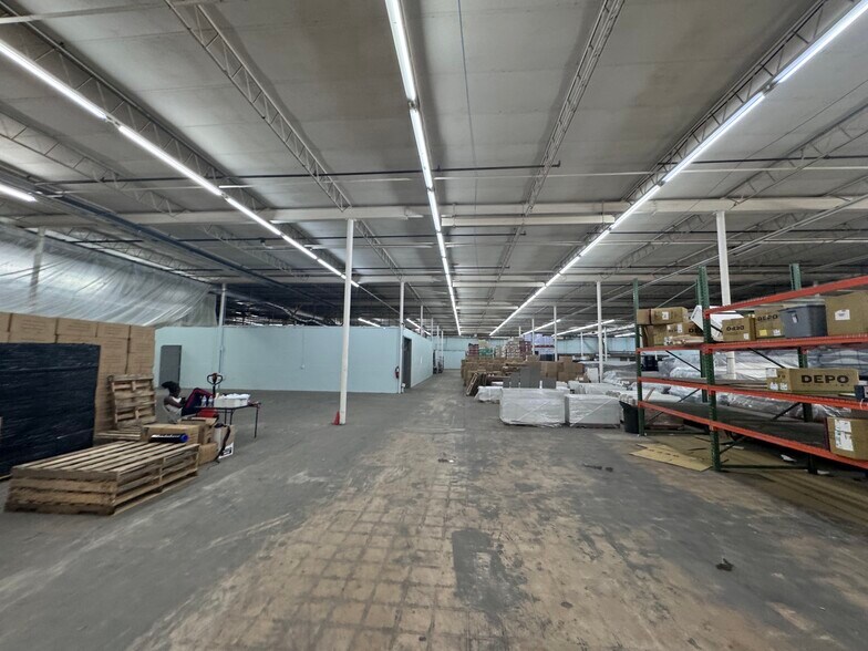 More Photos Of 5107 W University Blvd, Jacksonville Warehouse For Lease