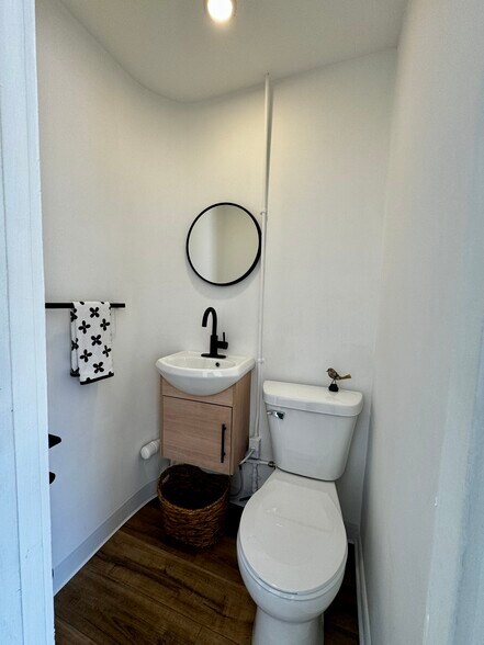 More Photos Of 20 W Side Sq, Macomb General Retail For Sale