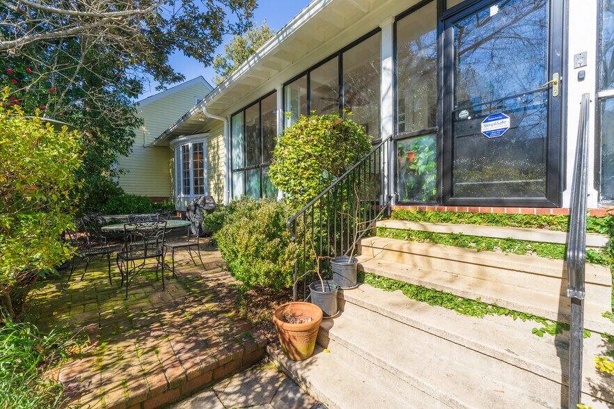 More Photos Of 132 E College St, Griffin Hospitality For Sale