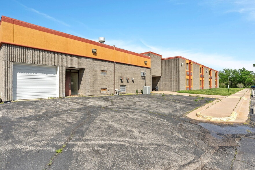 More Photos Of 3232 N Summit St, Arkansas City Hotel For Sale