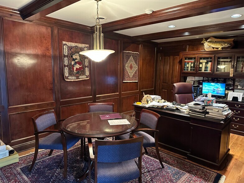 More Photos Of 1236 E Washington St, New Castle Showroom For Sale