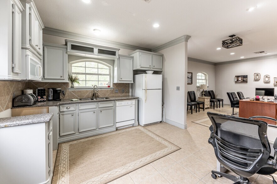 More Photos Of 101 Hidden Valley Cir, Huntsville Office For Sale