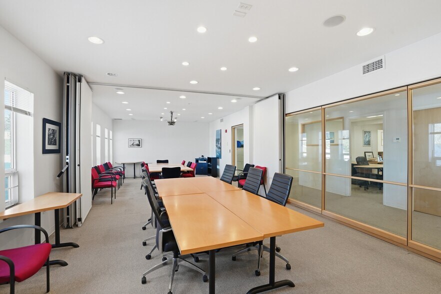 More Photos Of 19 John Clarke Rd, Middletown Office For Sale