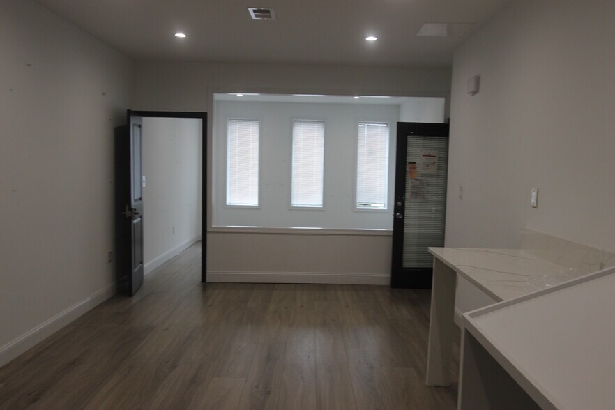 More Photos Of 1802 11th St NW, Washington Office For Lease