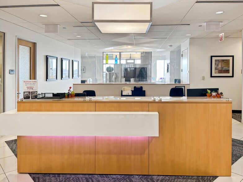 More Photos Of 915-939 W North Ave, Chicago Coworking Space