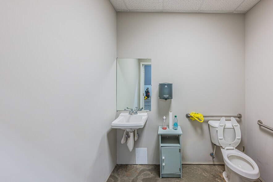 More Photos Of 16108 Bowling Green Rd, Rockfield Industrial For Sale
