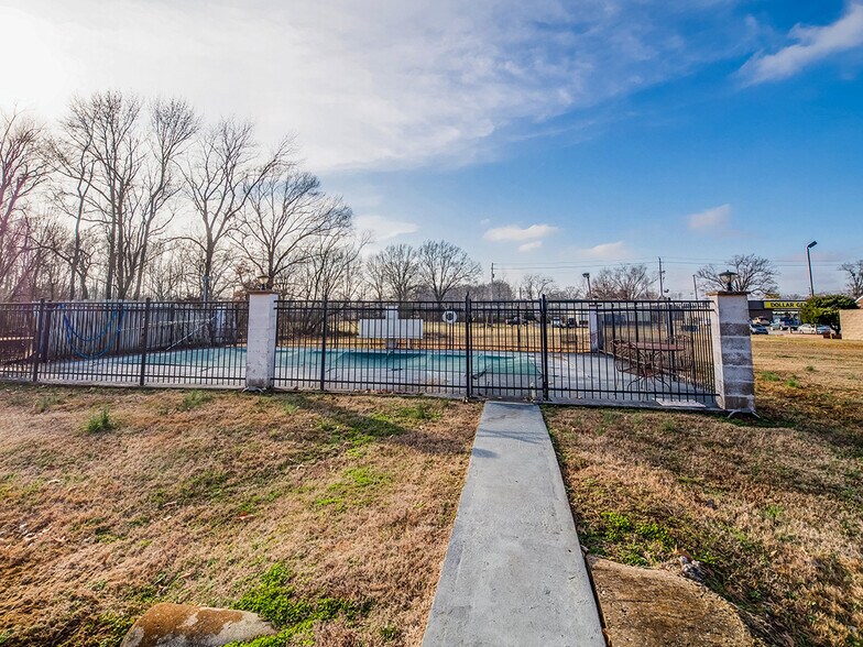 More Photos Of 800 University St, Martin Hotel For Sale