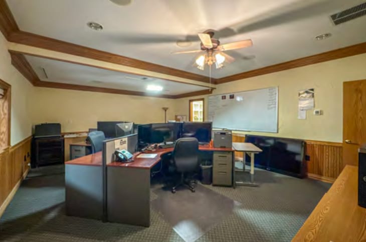 More Photos Of 1850 N Stemmons St, Sanger Warehouse For Lease