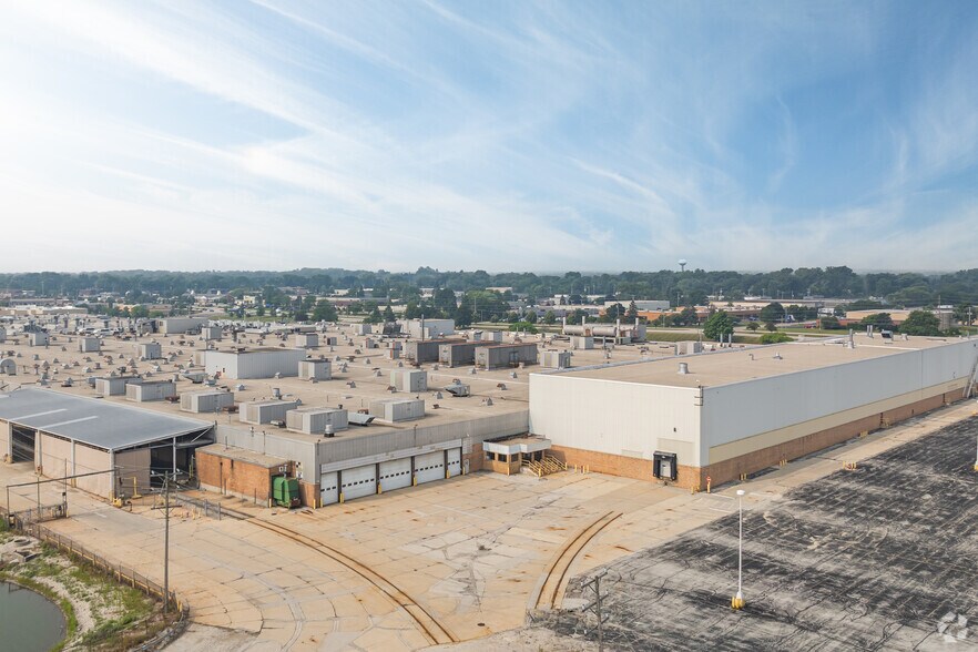 More Photos Of 3300 N 124th St, Milwaukee Manufacturing For Lease