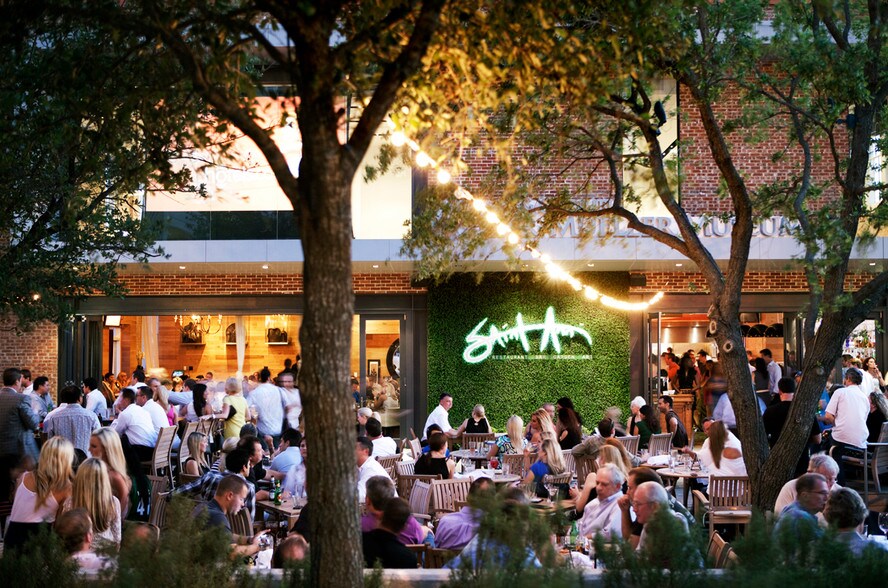 More Photos Of 2501 N Harwood St, Dallas Office For Lease