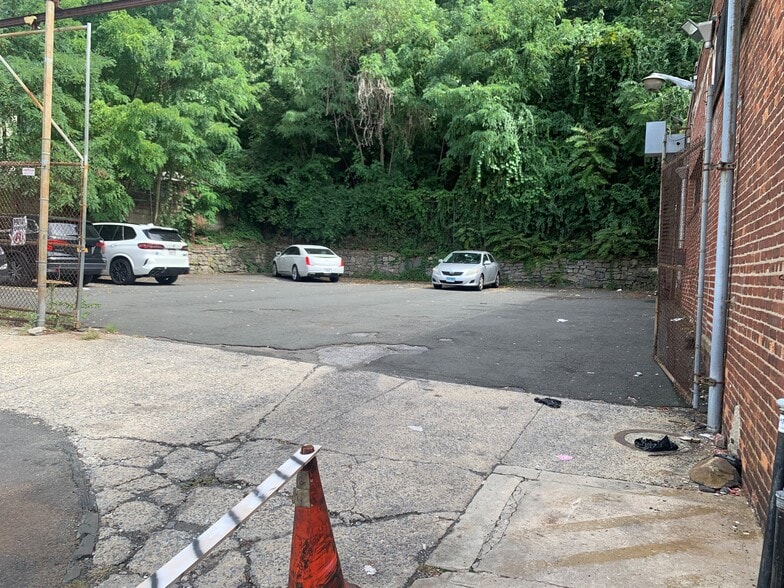 More Photos Of 12 Bright Pl, Yonkers Warehouse For Sale