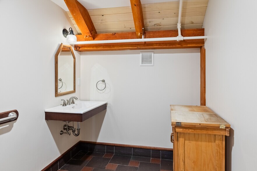 More Photos Of 114 Cemetery Ave, Manchester Center Office For Sale