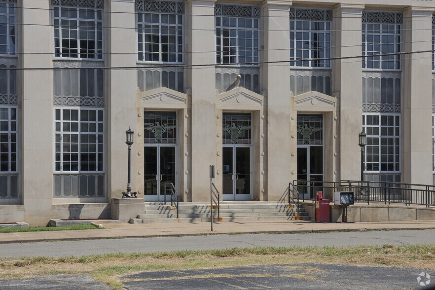 More Photos Of 111 W 4th St, Okmulgee Office For Lease