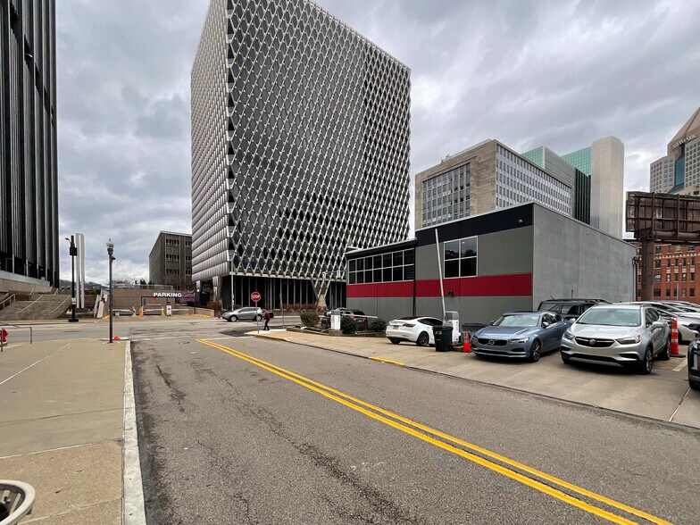 More Photos Of 100 Stanwix St, Pittsburgh Office For Sale
