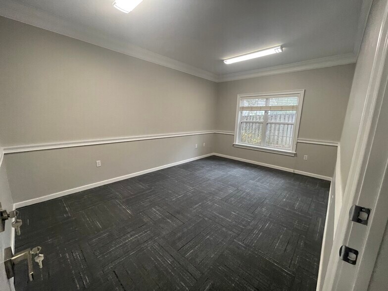 More Photos Of 225-261 Pinewood Dr, Tallahassee Office For Lease