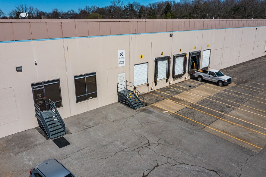 More Photos Of 12710 Westport Rd, Louisville Unknown For Lease