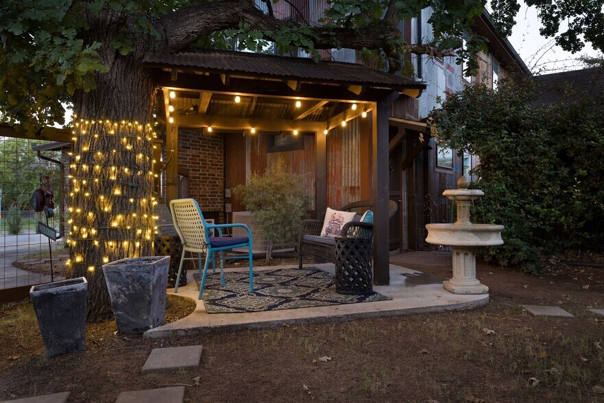 More Photos Of 504 Tivy St, Kerrville Flex For Sale