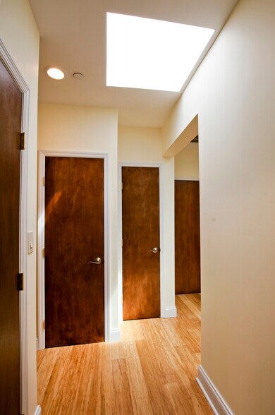 More Photos Of 266 Main St, Huntington Storefront For Lease