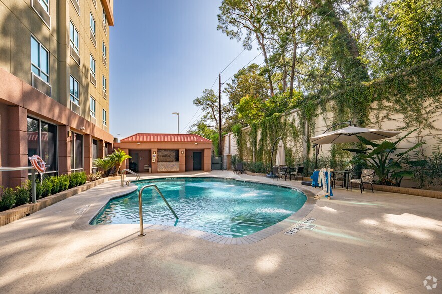 More Photos Of 7611 Katy Fwy, Houston Hotel For Sale