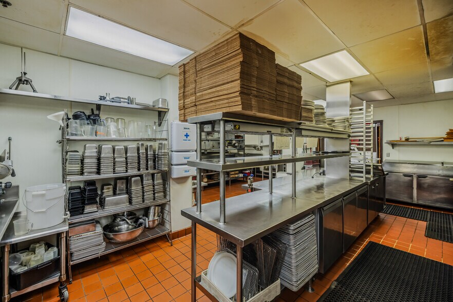 More Photos Of 1900 & 1924 Marshall St NE, Minneapolis Restaurant For Sale