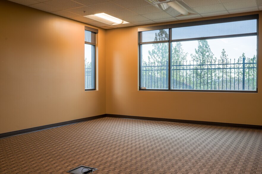 More Photos Of 4212 W Sunset Blvd, Spokane Flex For Sale