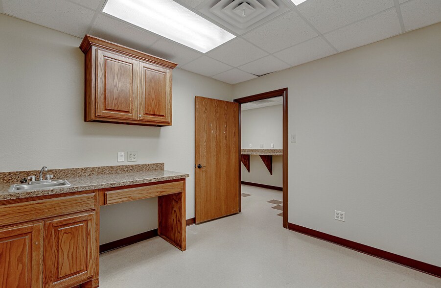 More Photos Of 2107 Fort Worth Hwy, Weatherford Medical For Lease