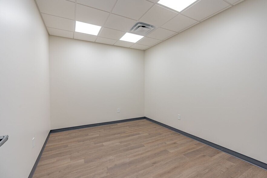 More Photos Of 2903-2919 Ladybird Ln, Dallas Unknown For Lease