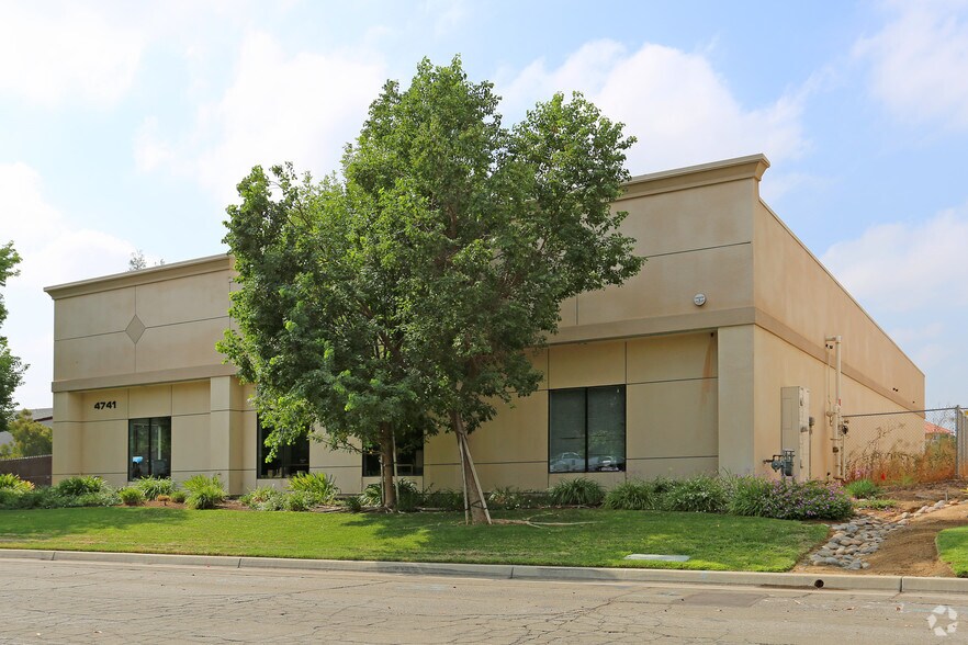 More Photos Of 4741 W Jennifer Ave, Fresno Warehouse For Lease