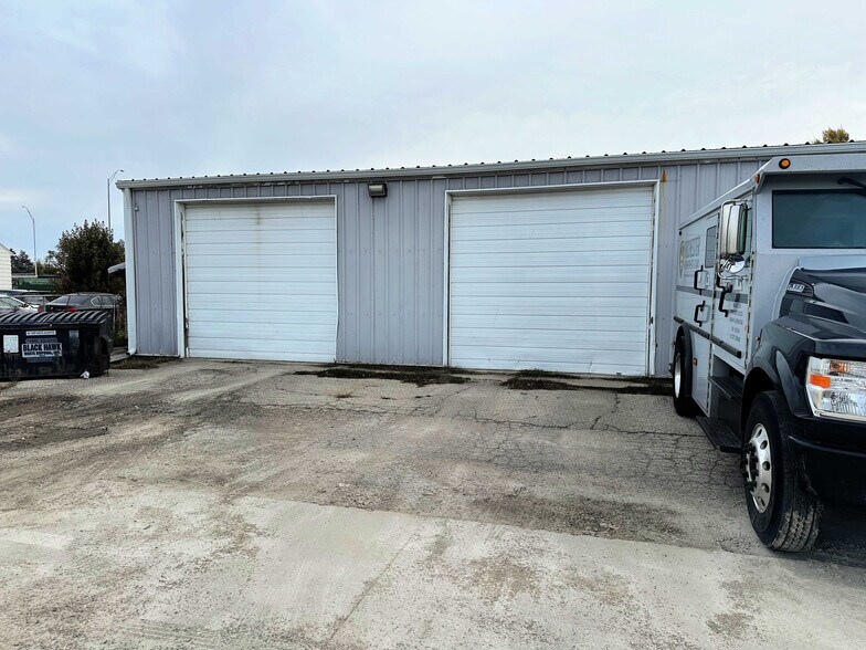 Primary Photo Of 2029 Plymouth Ave, Waterloo Flex For Sale