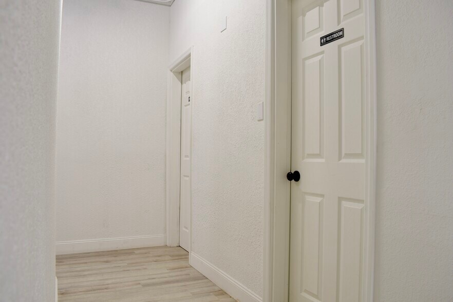 More Photos Of 212 Main St, Auburndale Flex For Sale