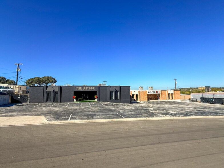 More Photos Of 12131-12137 Valliant St, San Antonio Showroom For Sale