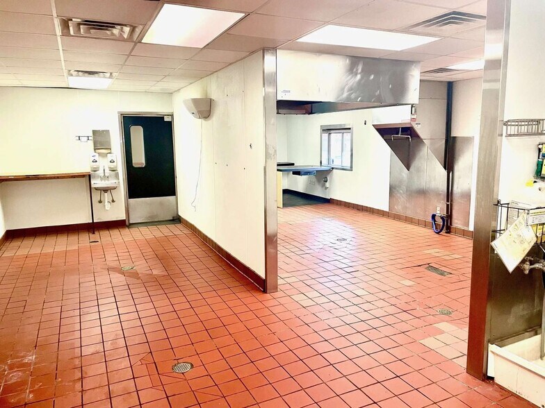 More Photos Of 1000 N Douglass St, Malden Restaurant For Lease