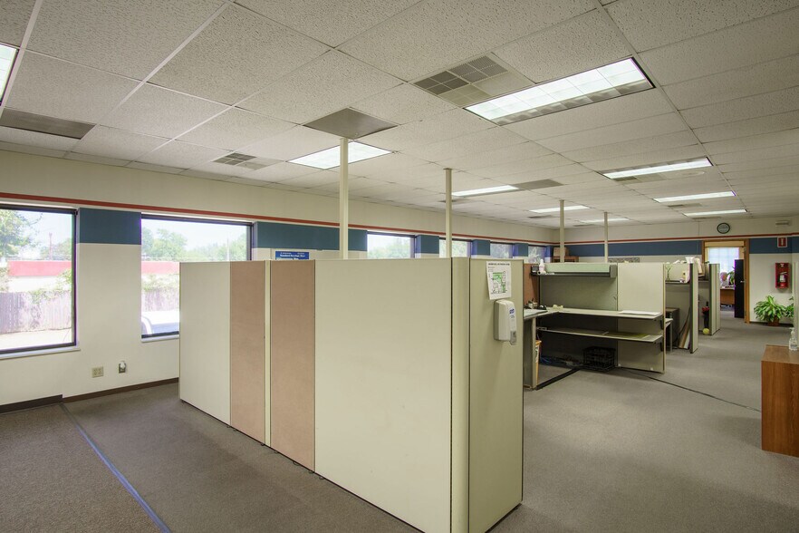 More Photos Of 611 S Mobberly Ave, Longview Flex For Sale